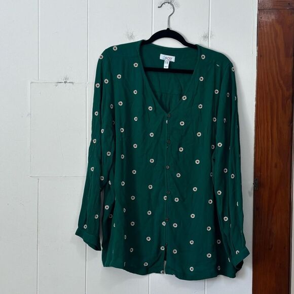 D&CO Daisy Embroidered Button Down Green Top Size 2X - Picture 1 of 4